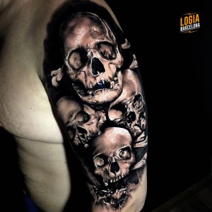 tatuaje_hombro_calaveras_logia_barcelona_victor_losni 